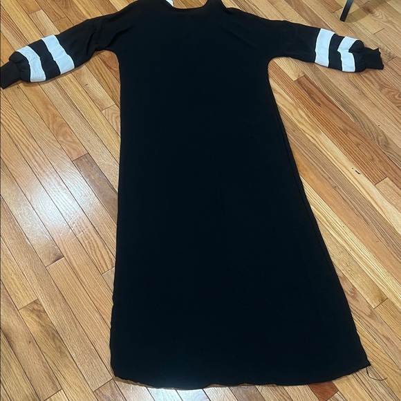 Pre-loved🖤🖤Elegant Black and White Striped Sleeve Dress - Picture 8 of 15
